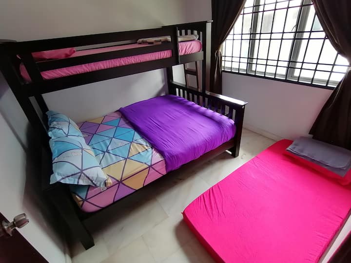 Საძინებელი პირველ სართულზე, 3-4 პაქსი Aircon-ით.