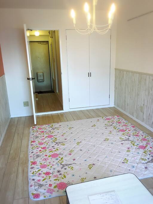 部屋の中 ラグとテーブル