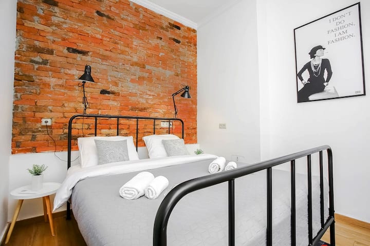 Rest easy in this inviting double bedroom, complete with soft lighting from stylish bedside lamps.