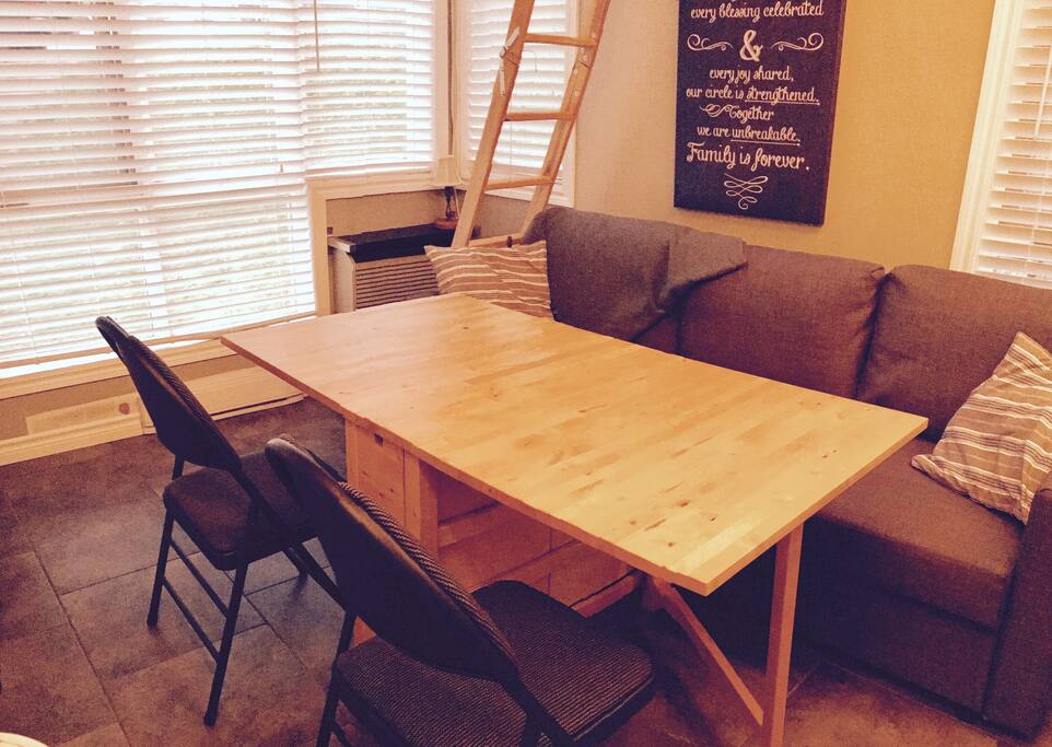 Table avec rabats supplémentaires escamotables. Accueille jusqu'à 6 personnes et permet d'adapter les dimensions de la table à vos besoins. Table with drop-leaves seats up to 6 people makes it possible to adjust the table size according to need.