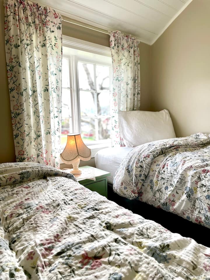 Soverom 3. Her er det to stykk deilige 90cm brede kontinentalsenger. De kan også slås sammen til dobbeltseng om ønskelig.