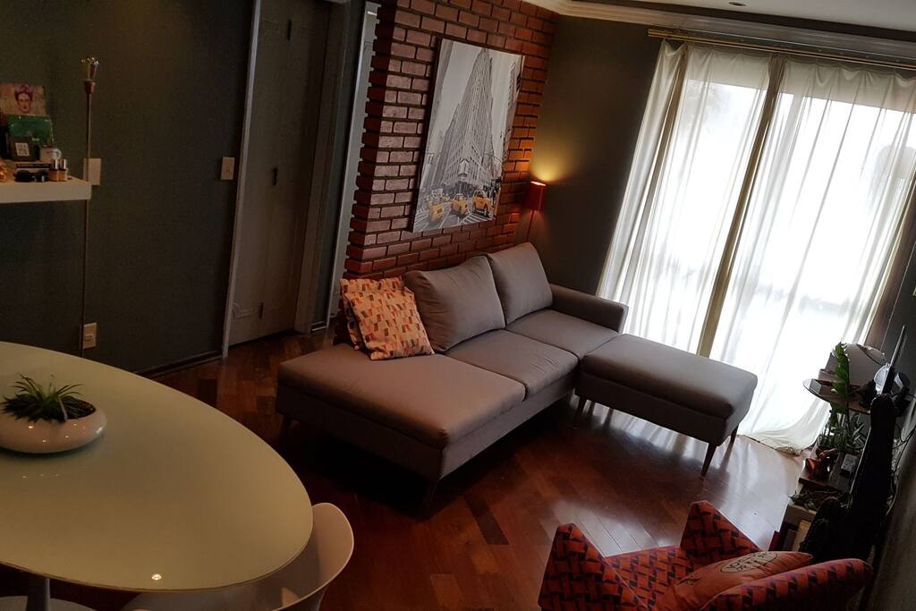 Sala com sofá que virá cama
