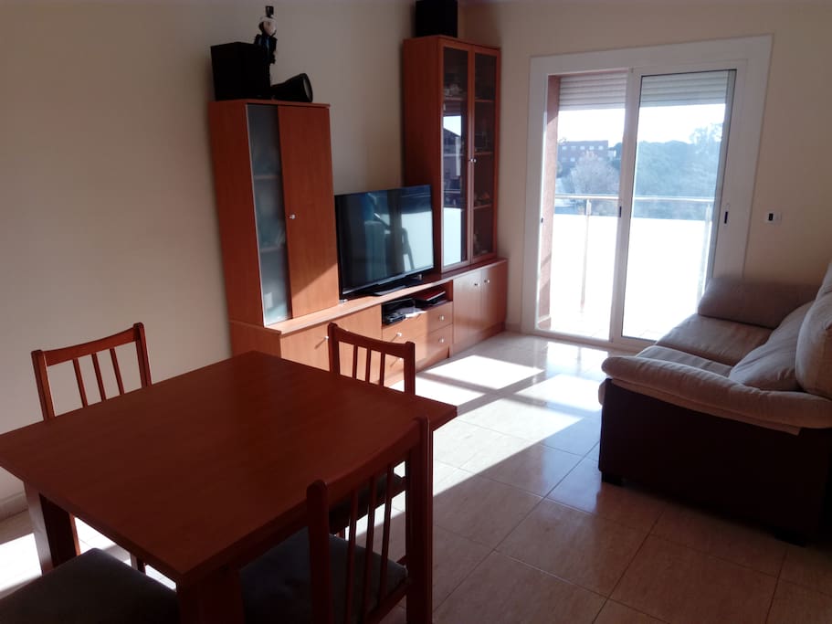 Comedor amplio con TV Satélite.