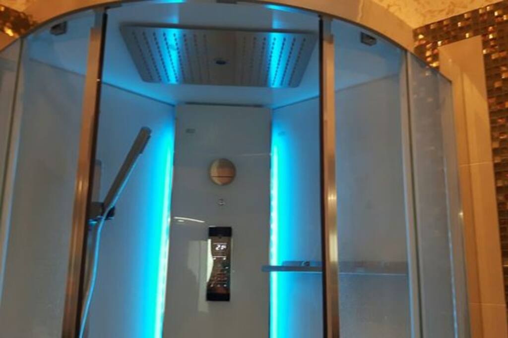 Agréable douche hammam avec hydrojets pour complètement se détendre !