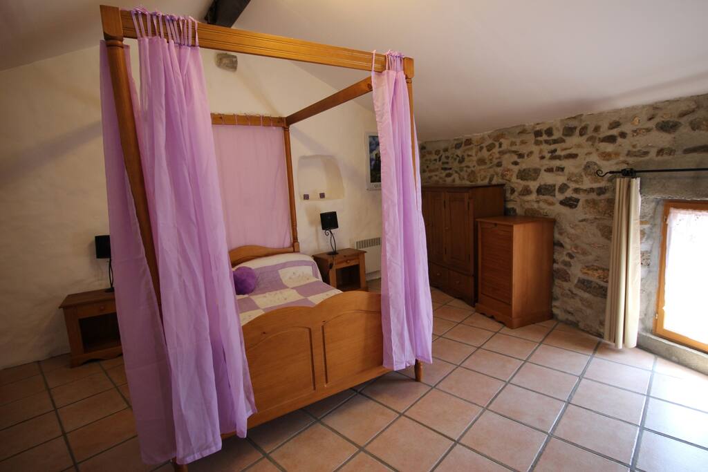 Grande chambre très lumineuse avec ses deux fenêtres. Lit double taille 140 avec matelas neuf de bonne qualité.