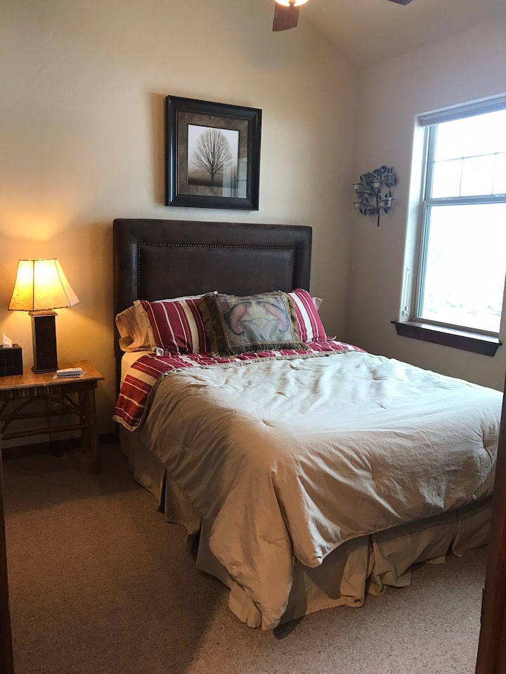 Vizitori/dhoma e dytë e gjumit jashtë katit kryesor