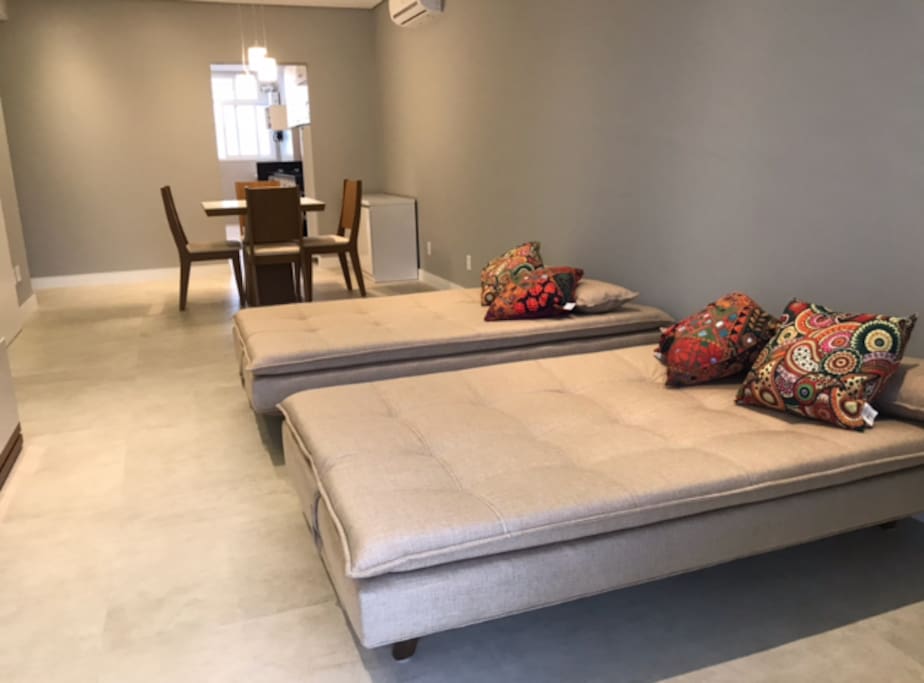 sala com os sofás-cama abertos