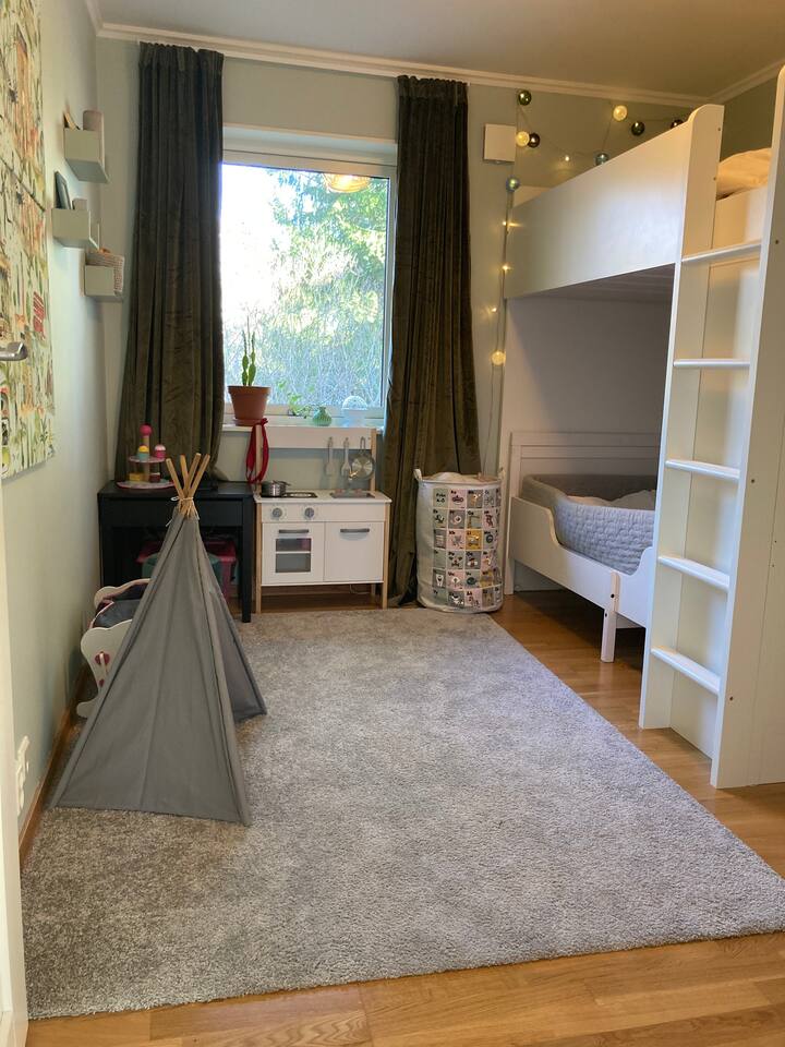 Dhoma e gjumit 3 me krevat dopio dhe papafingo. Perfekte për fëmijë më të vegjël.