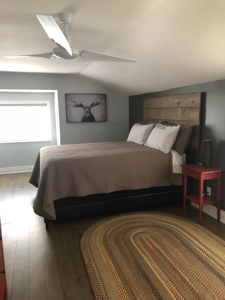 Голяма спалня над гараж със самостоятелна баня 