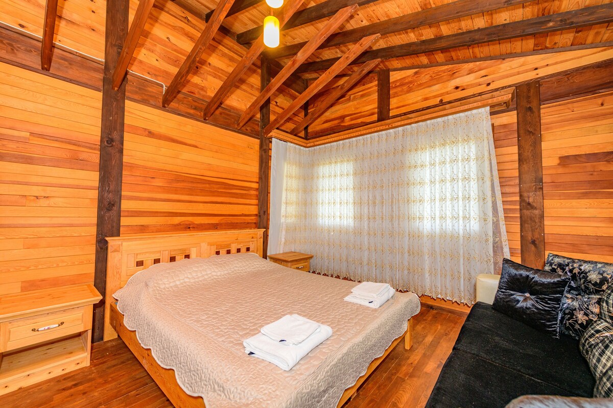 Naša spavaća soba broj 2 na gornjem katu. Na gornjem katu se nalaze 2 spavaće sobe, 1 zajednički tuš ,WC.