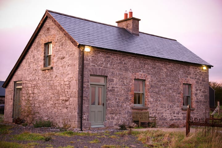 Embanked enclosure — Barnaboy ((costello By.),cashelard