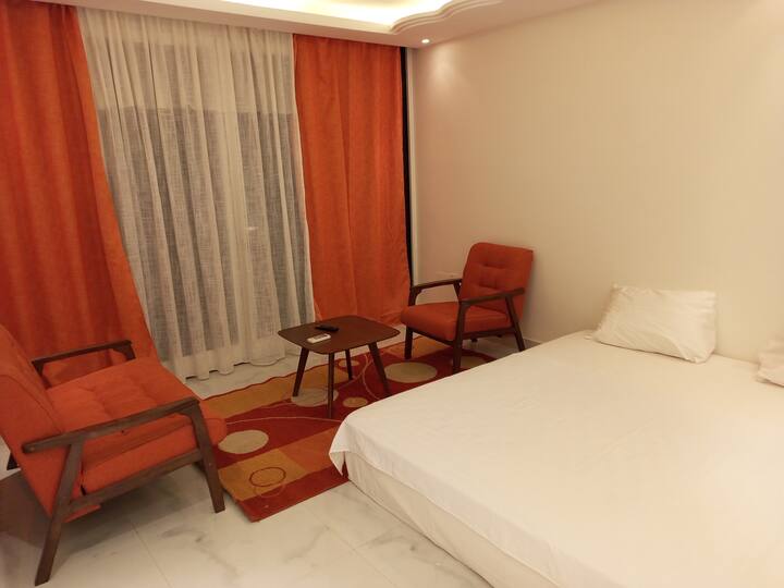 Chumba kikubwa cha kulala kilicho na roshani iliyo wazi kwa mto Senegal.