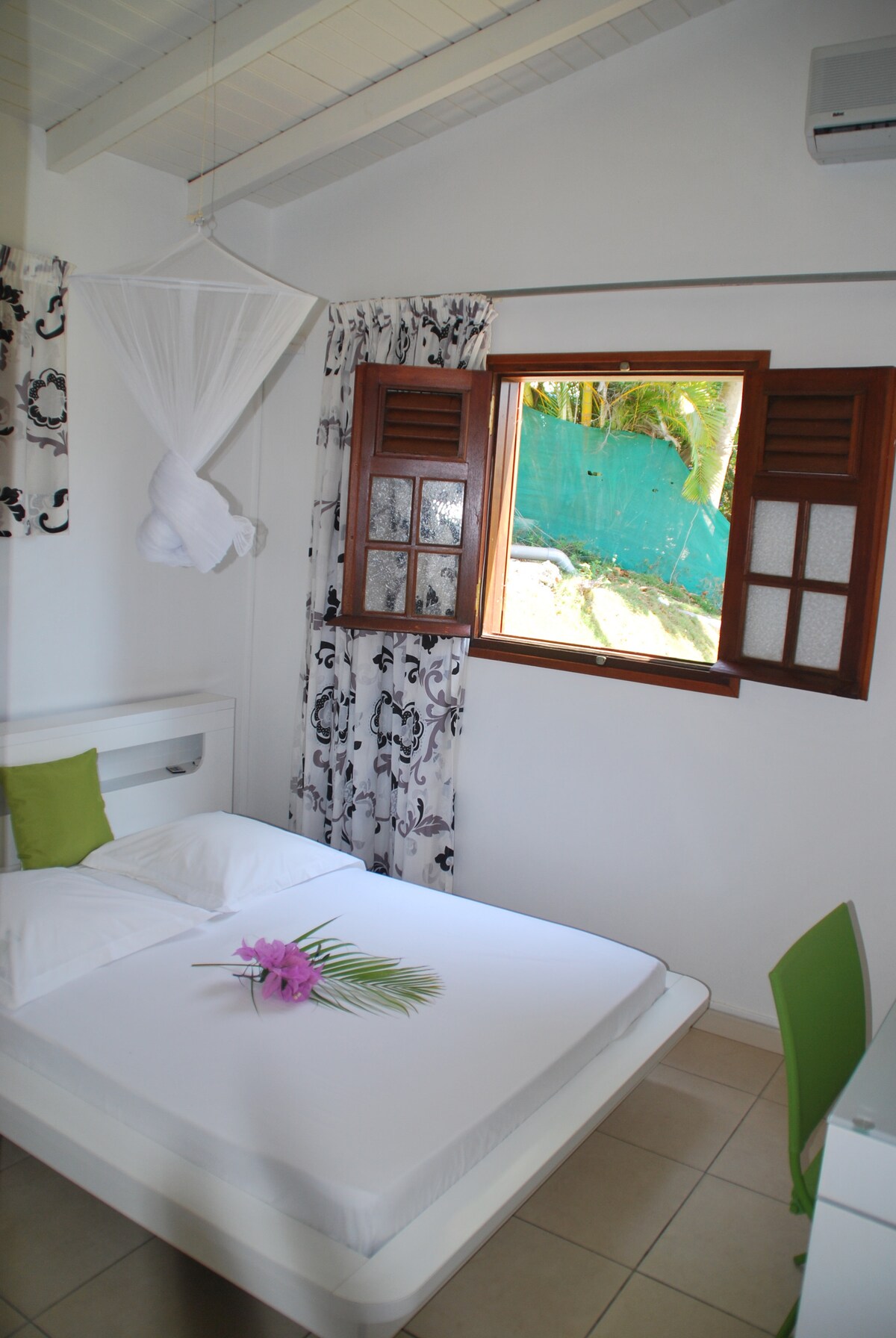 Dhoma e gjumit në nivelin e dhomës së ndenjjes N0