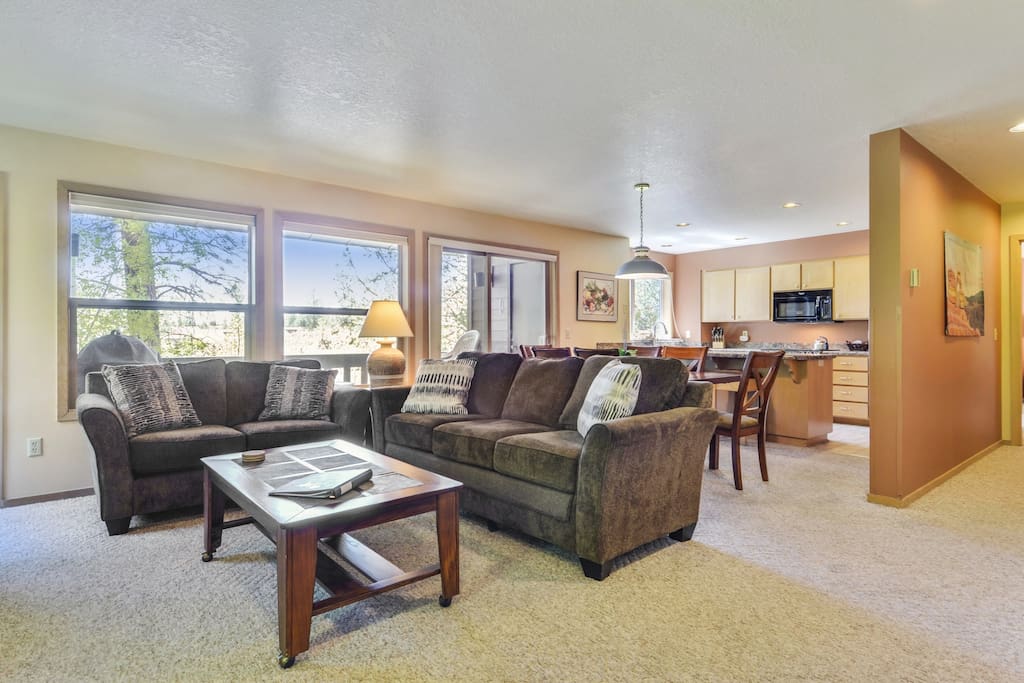 Couch,Furniture,Chair,Indoors,Room