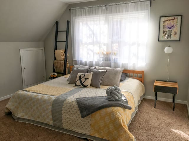 Comfortable room with euro king & ensuite bathroom