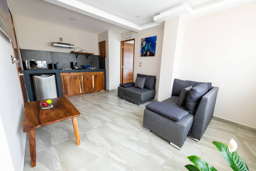 Cocineta equipada con: refrigerador, microondas, cafetera, tostador para pan, vajilla y cubiertos para 4 personas, baterìa e ultensilios bàsicos para cocinar, hielera, saca corcho,
Comoda sala, iluminaciòn natural.