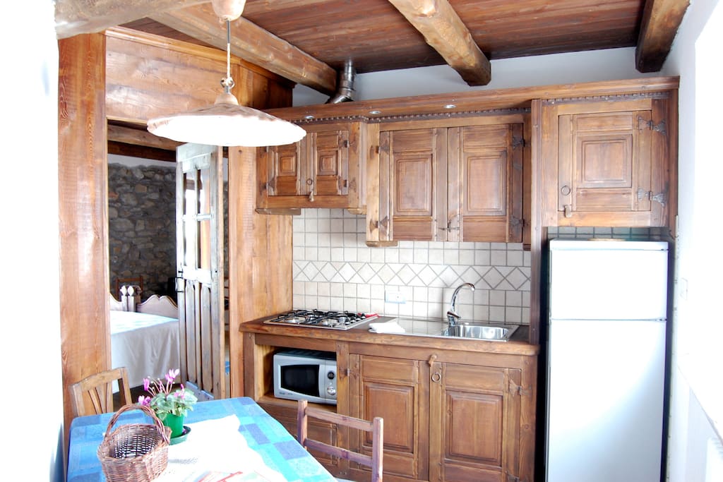 L'angolo cucina con mobili in legno