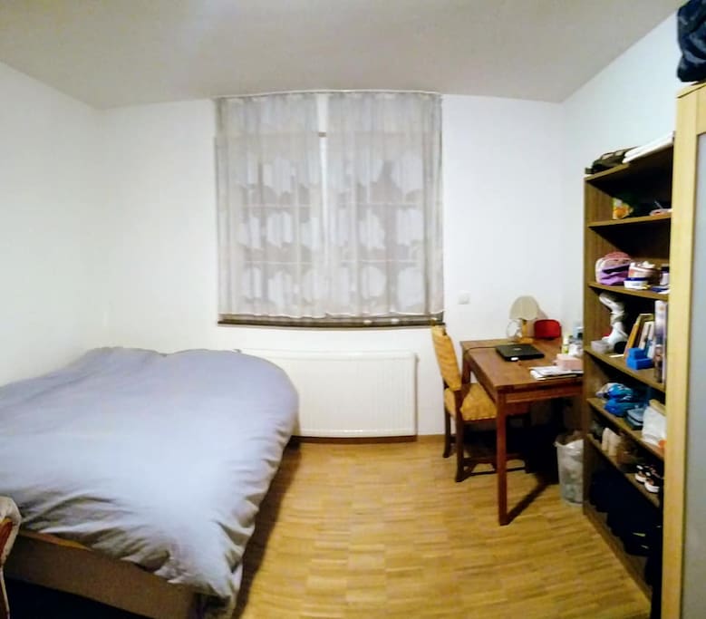 Zimmer mit geschlossenen Jalousie