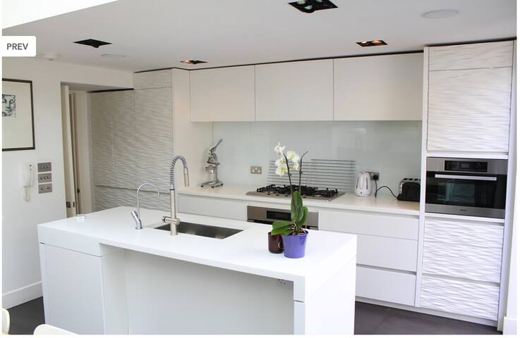 Kensington Stylish n Chic family house, sleeps 8 gallery image 2