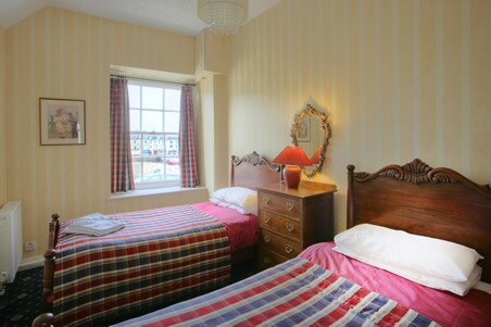 Goede grootte slaapkamer met twee eenpersoonsbedden