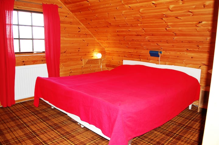 แบบเปิดโล่งน่ารักพร้อมห้องนอนบนชั้นลอยพร้อมเตียงคู่และสถานที่สำหรับเตียงเด็ก