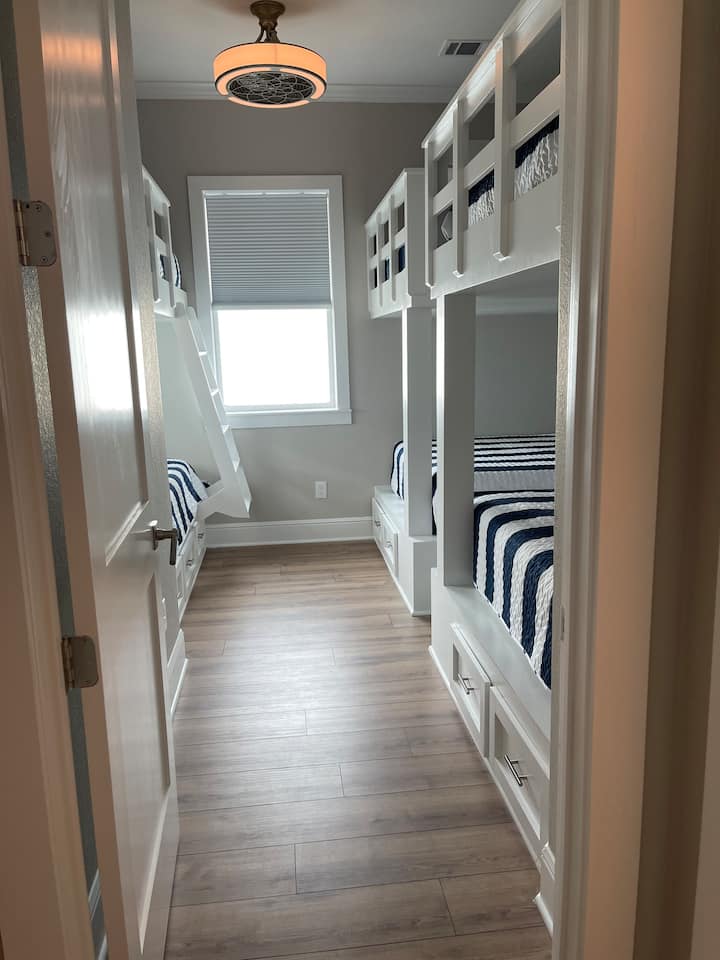 Chambre superposée au deuxième étage pouvant accueillir 10 personnes et elle offre une vue sur la baie.  Il dispose de 4 matelas queen size et 2 matelas jumeaux.  3 des 4 matelas queen size sont Tempur-Pedic.  Il dispose d'un ventilateur de plafond, d'un éclairage/réceptacles de chargement individuels.