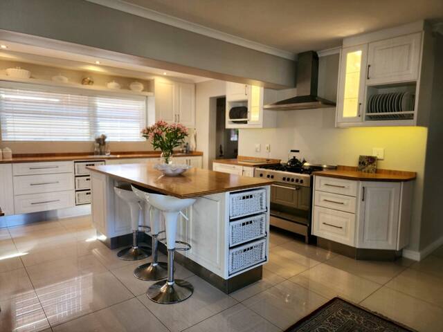 Home away from home in beautiful Bloubergstrand gallery image 4