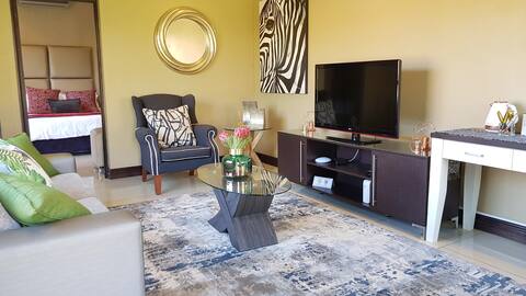 D's Studio 2 Luxury 1 bed Apart  10 min to airport