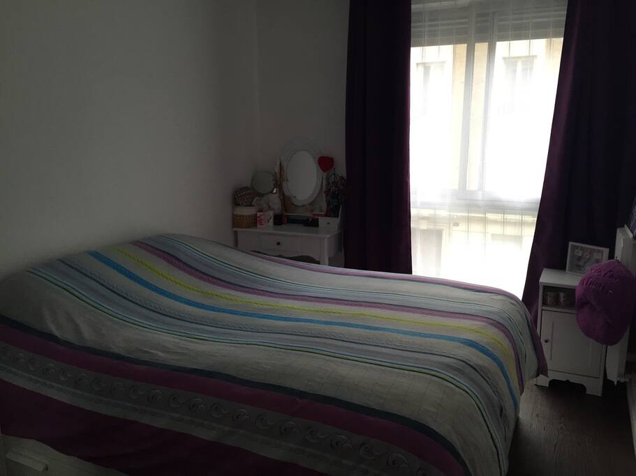 La chambre à coucher avec store occultant