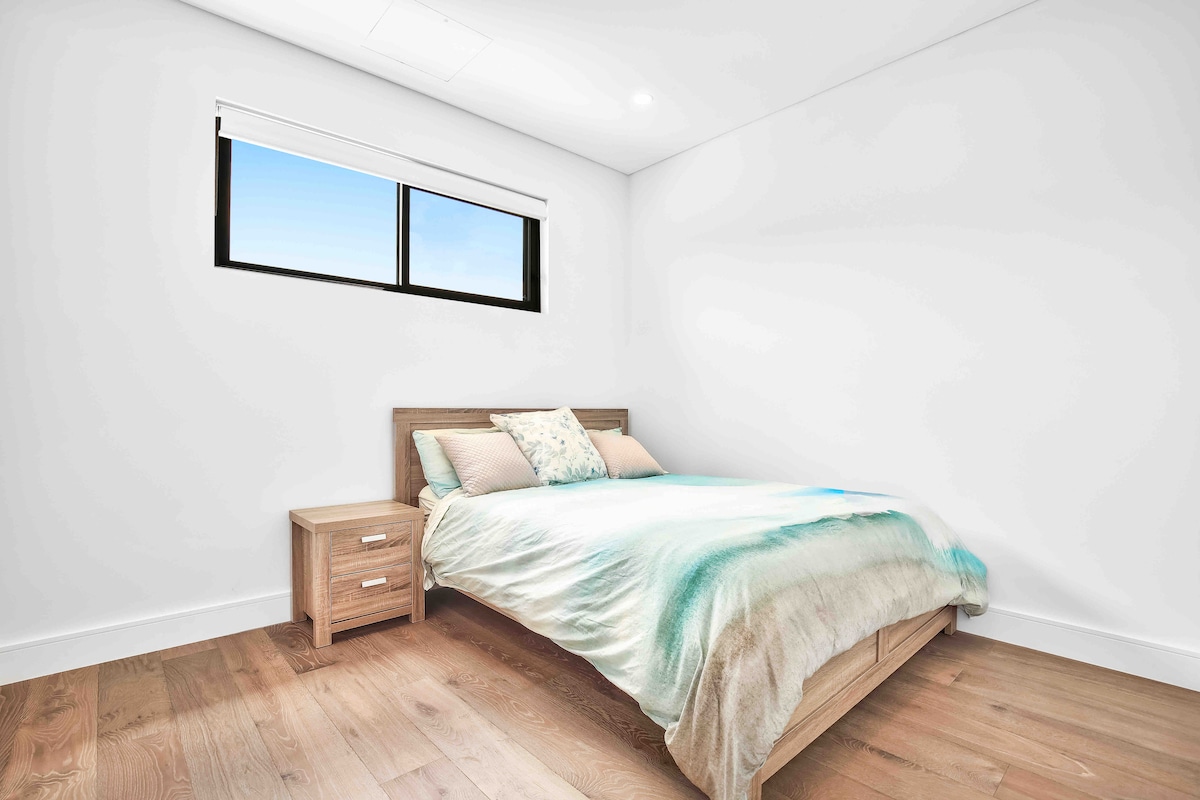 Disfruta de una cómoda cama tamaño queen nueva, colchón tempur, manta eléctrica,mesitas de noche, lámpara , espacio en el armario y escritorio.