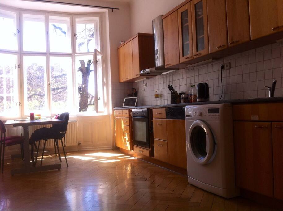 Fully equipped kitchen with a washer