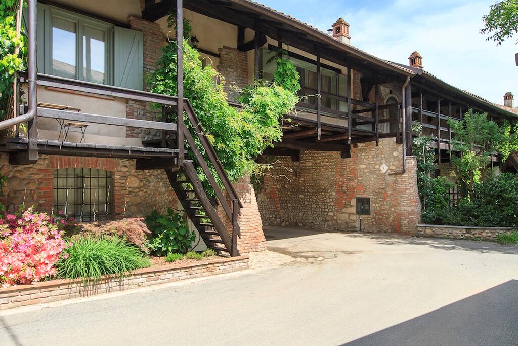 Immagine del cascinale con caratteristico ballatoio in legno