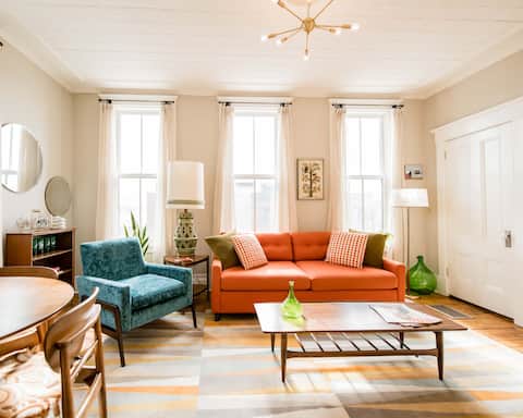 Popular Airbnb listing: Vintage Lake Side Apartment with Free Parking! in Vermont