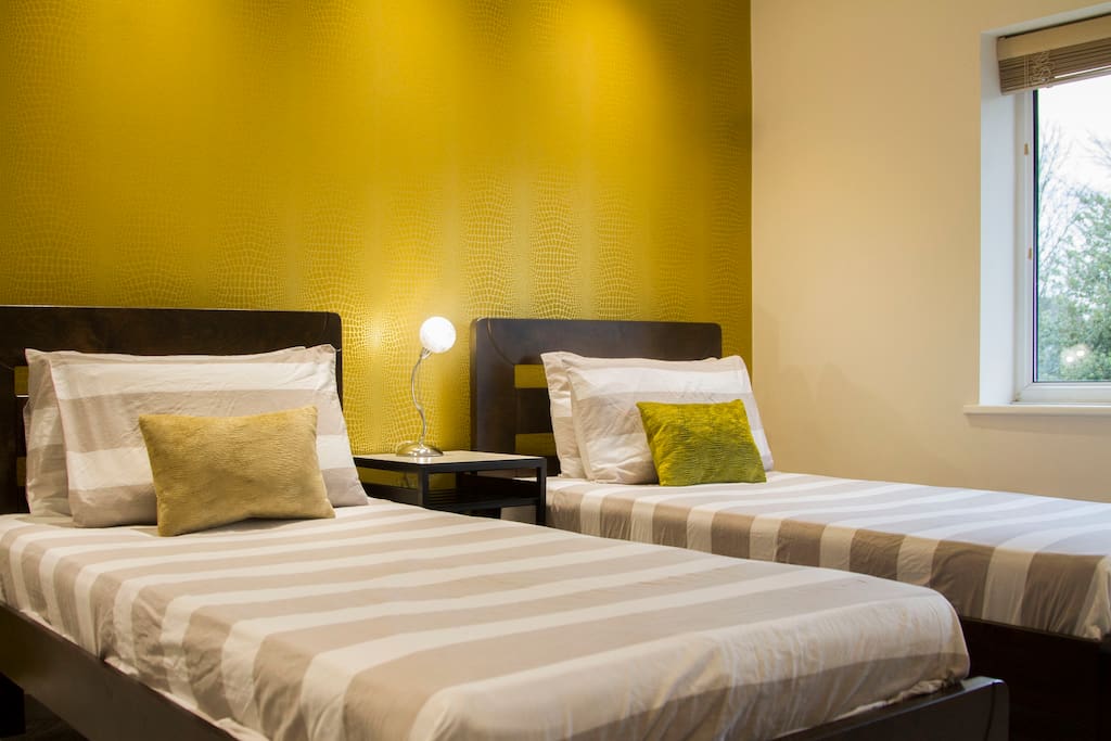 THE GOLD ROOM- Twin bedded room with Smart Tv and refreshments