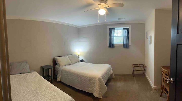 Vista del primer dormitorio en la planta baja desde la puerta. Camas individuales y dobles.