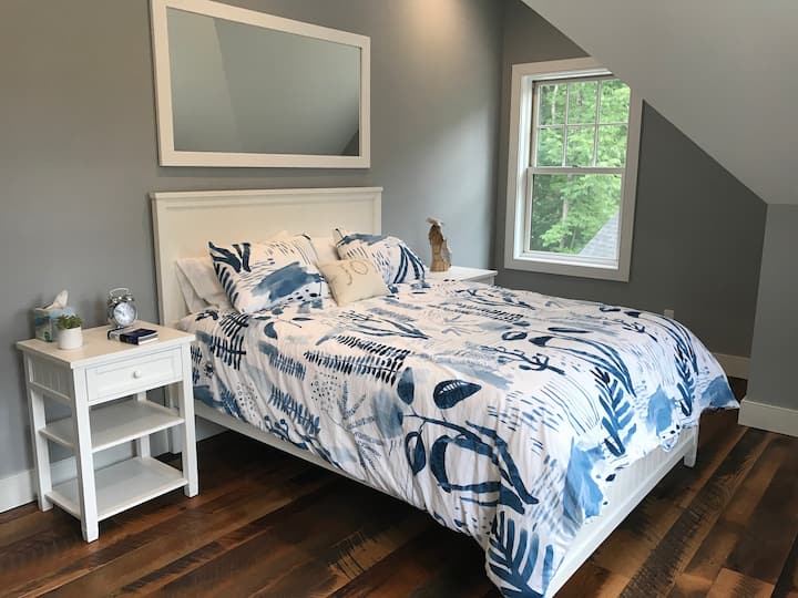 Მეორე დონის Queen საძინებელი. 