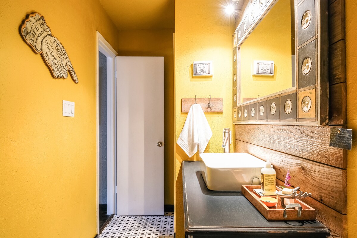 Comfortable Central Apartment with Unique Austin Vibe Perfect for Long-term Stays