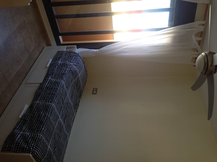 חדר עם מרפסת, המיטה הופכת למיטה זוגית.