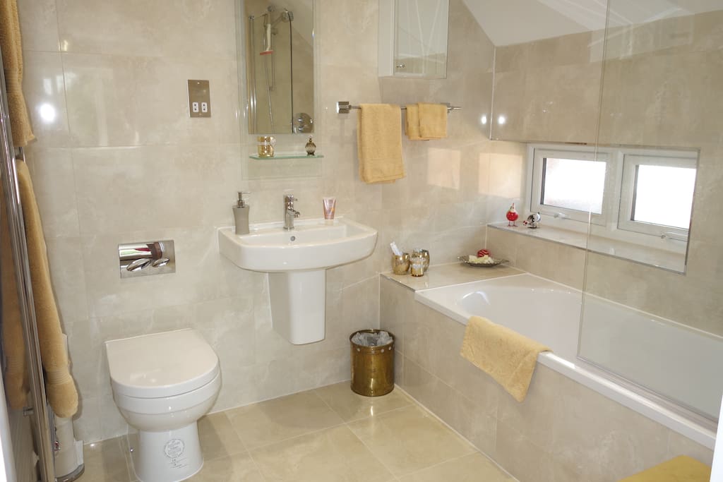 EN SUITE BATHROOM