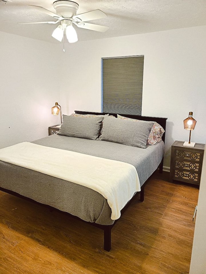 楼上带壁橱的加大双人床卧室。