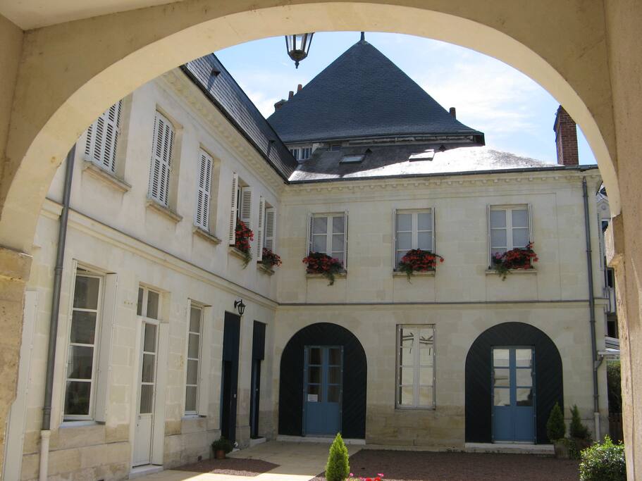 Le patio, avec l'entrée de la Loggia à gauche