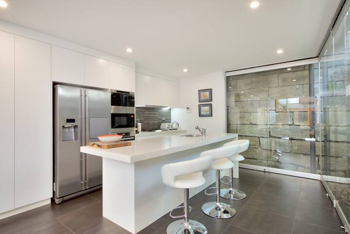 Harbour Bridge Views, Luxury, Stylish Abode. gallery image 2
