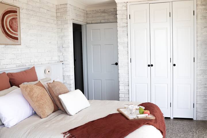 Beachfront 3 Bed Apartment-Pool/Spectacular Views! gallery image 3