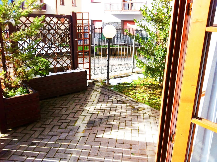 Vista del giardinetto da porta di ingresso