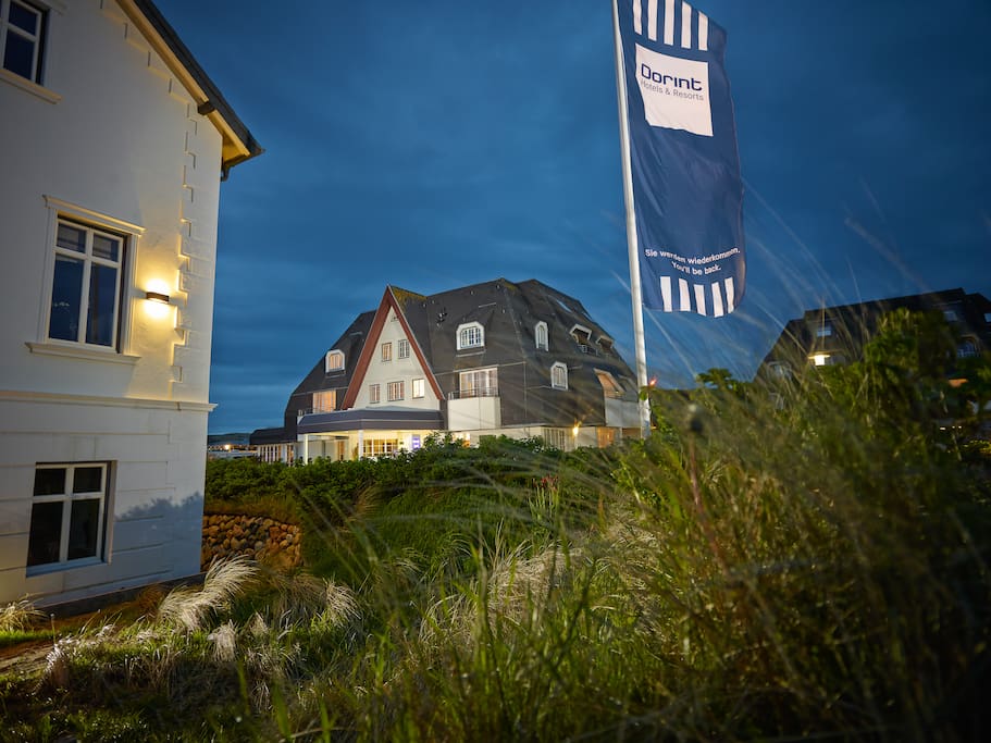 Außenansicht am Abend vom Dorint Strandresort & Spa Sylt/Westerland
