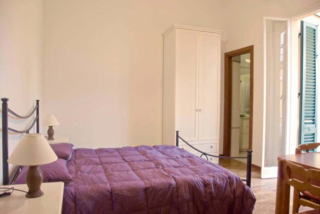 CAMERA MATRIMONIALE CON BAGNO E TERRAZZA PRIVATI. 75 EURO A NOTTE COMPRESA COLAZIONE E BANCHERIA DA BAGNO E DA CAMERA.