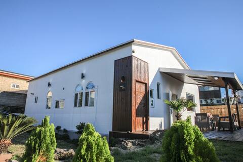 Aewol Gamseong Private House
Morning sandwich provided Outdoor spa pool free Handam Beach hot place close to hot place