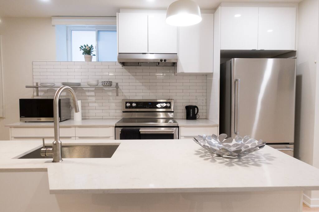 Full-sized fridge, oven/stove and dishwasher