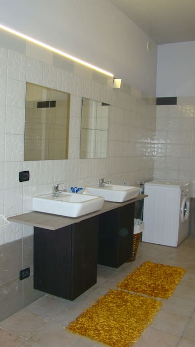 Bagno con doppio lavabo