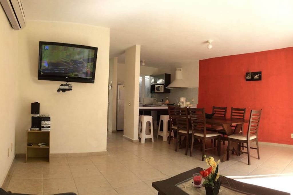 La sala de estar cuenta con comedor, televisión por cable, sistema de sonido con entrada auxiliar y con acceso directo a la alberca y zonas comunes.